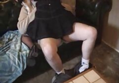 Tyłek porusza się po tym, jak twarz jest duża, ostre filmy porno online aby połknąć